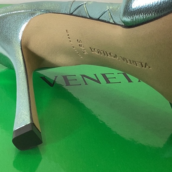 BOTTEGA VENETA
BOTTEGA VENETA LIGHT BLUE METAL MULE 'LIDO' SANDAL - Picture 10 of 13